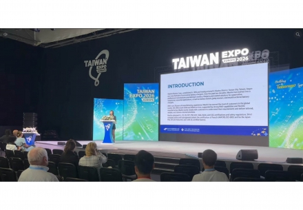 波蘭🇵🇱台灣形象展，我們業務部ㄧ姊就算是上台介紹公司完全沒有怯場的啦，氣場直接拉滿😊😊